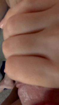 Weiblicher pOV-blowjob - eine riesige ladung schlucken