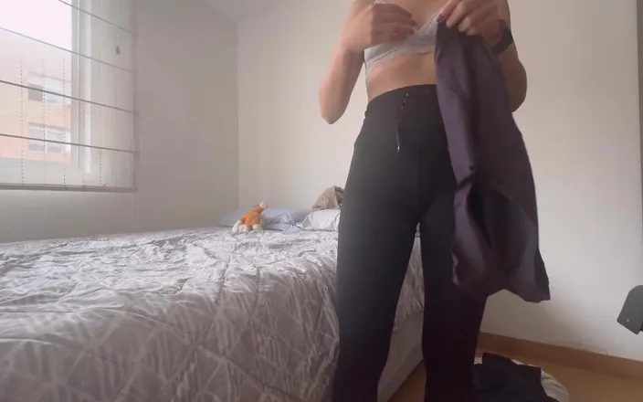 scarlettandc: Dvě dívky se oblékají v tělocvičně, dotýkají se navzájem a...