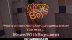 Moms With Boys: Vieja puta en ducha humeante folla con un joven semental