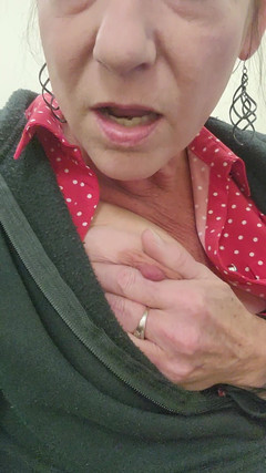 EliteLadyS: 職場でのパイズリ、退屈!