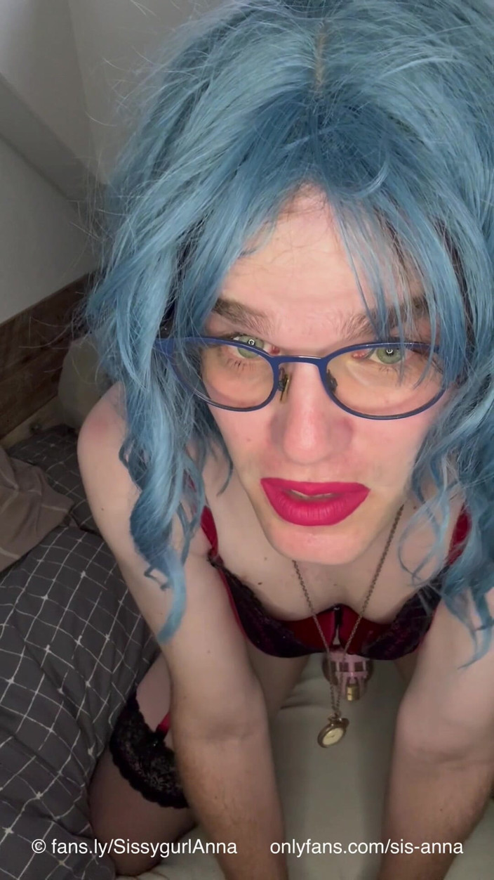 Sissygurl Anna: Sissy Anna praat met papa terwijl ze een dildo zuigt