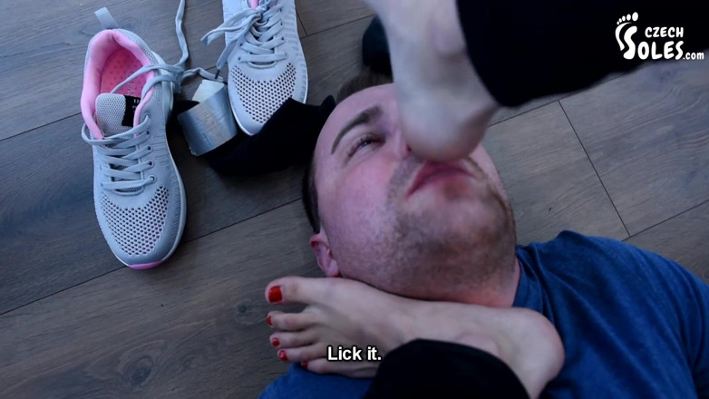 Czech Soles - foot fetish content: Vulnerable pie, asfixia y dominación