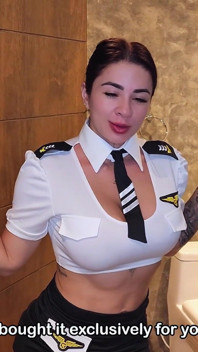 Gospodyni porno prosi o wielki kutas do włożonego w jej tyłek - Silvana Lee