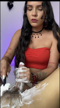 Latin MILF rasiert und massiert den harten Schwanz ihres Stiefsohnes – Porno español