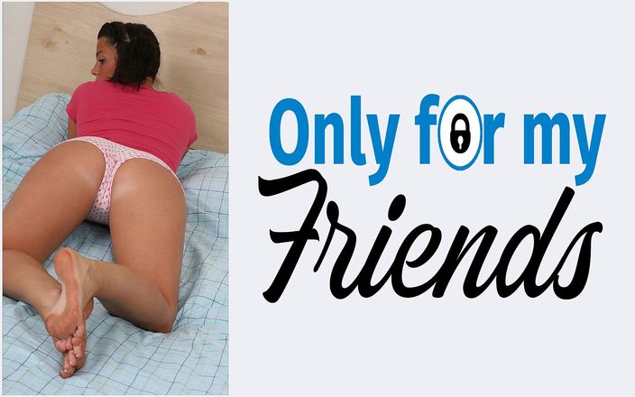 Only for my Friends: 18 साल की काले बालों वाली रंडी की पोर्न कास्टिंग अपनी उंगलियों से मजा लेना चाहती है और खुद को अपनी उंगलियों से छूती है
