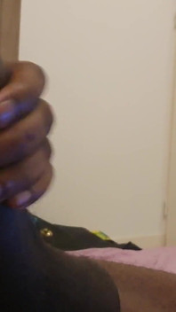 Velký černý penis smyslně masturbuje v posteli