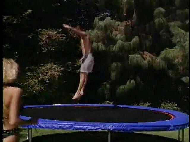 Outdoor Fucktivities: Prsatá blondýnka je přibita zezadu.