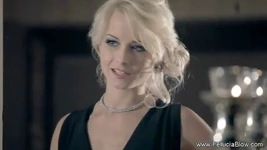 Glamourosa loira linda chupando pau bem