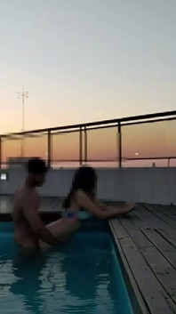 Gozando muito na piscina ao pôr do sol - Accounter Adventures