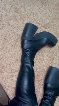 Brincando com minhas pernas em meias e botas sensuais