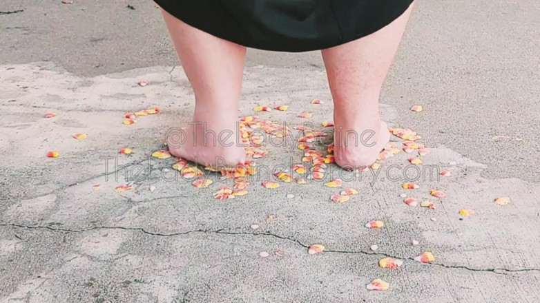 TheLadyBaine: SSBBW barefoot demoness candy corn crushing