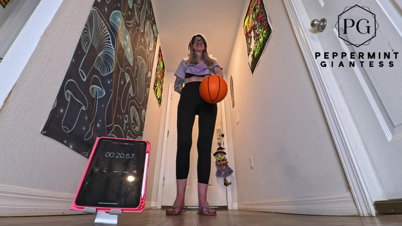 Peppermint Giantess: 6'7 Dewi Tinggi Memegang Cabaran Bola Kebakaran Satu Tangan Berapa...