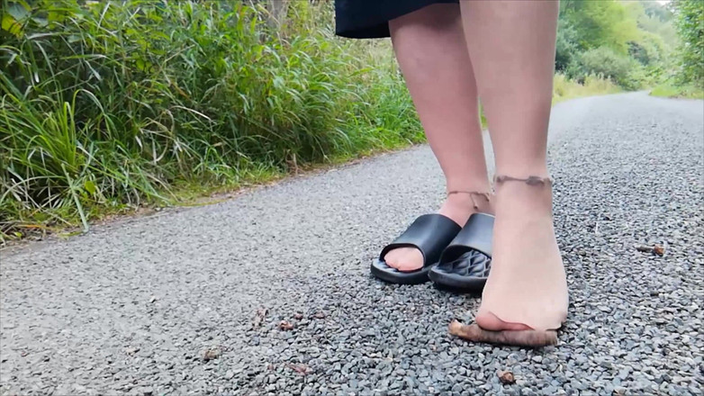 Carmen_Nylonjunge: Nylon voeten maken een wandeling in de natuur
