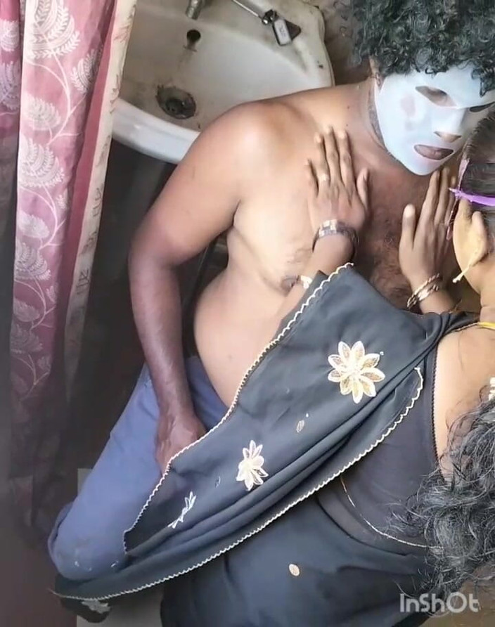 Funny couple porn studio: Pasangan tamil lagi asik nyepong kontol romantis