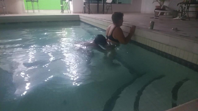 Milfta boohot: Feticismo del piede la mia matrigna li modella nella piscina...