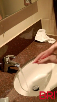 トイレで小便をする学生