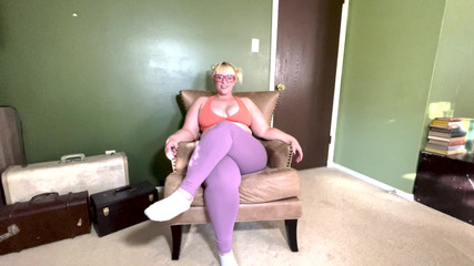 Alice Stoner: Donnona sudata ti scopa chinando per farsi scopare nel buco...