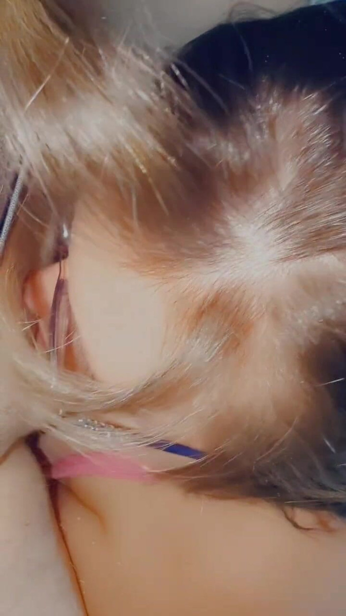 Funhousewife69: 핸잡으로 시작한 후 오럴로 시작한 그는 내 입에서 폭발했다.