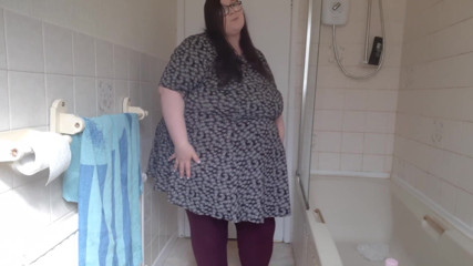 SSBBWLadyBrads: Ssbbw si spoglia in doccia e stuzzica spogliarsi nuda