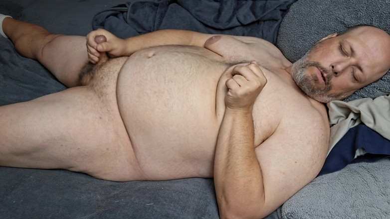 Printsofallsayings: Un mec pulpeux se couche dans son lit et jouit