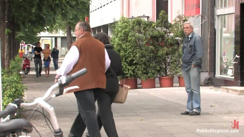 Public Disgrace by Kink: Pelirroja flexible es atada y desnudada en público