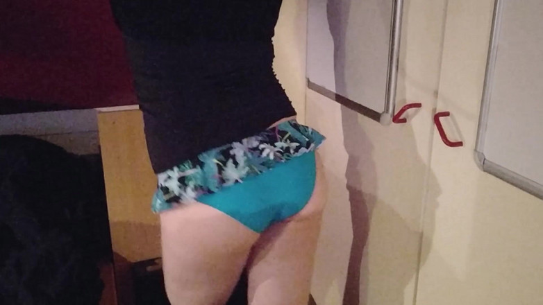 Joslin: 귀여운 비키니를 입고 춤을 추는 Sissy Joslin