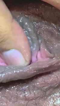 Il ditalino della sua stretta figa rosa della crema bianca sorellastra è uscito dalla sua figa quando le ho toccato il buco del culo