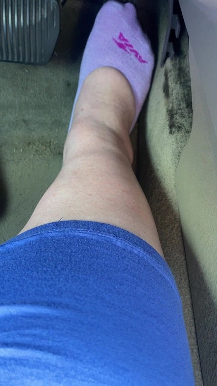 BellaBlast: Bombeo de pedal en calcetines morados