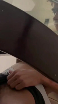 私の友人は私のチンポを触ったり、テーブルの下でしゃぶったりするのが好きです