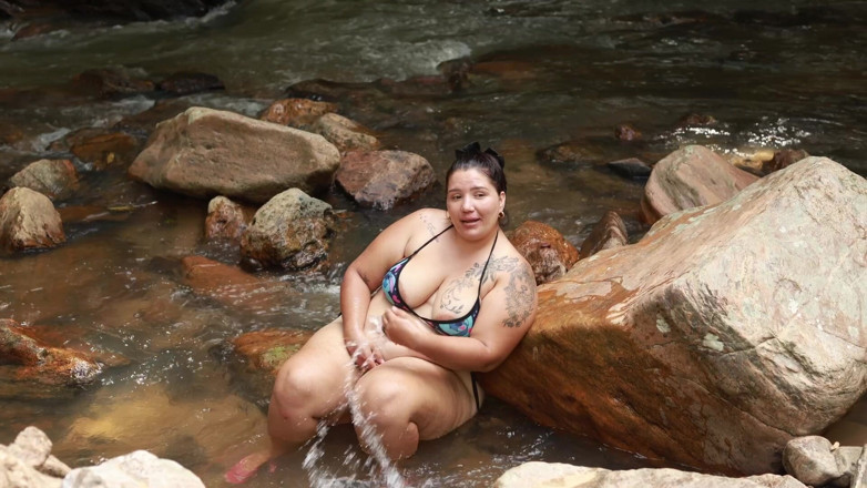 Lexly_16: Fucking in the River with a Dicky Guy Outdoors
