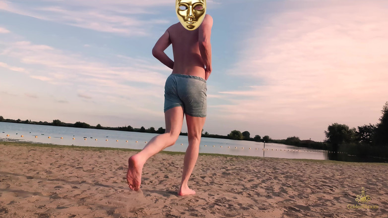 GoldenElixxxir: Twink Su Forbidden Non Nude Beach Segretamente Nudo 4K! Esibizionismo Goldenelixxxir!