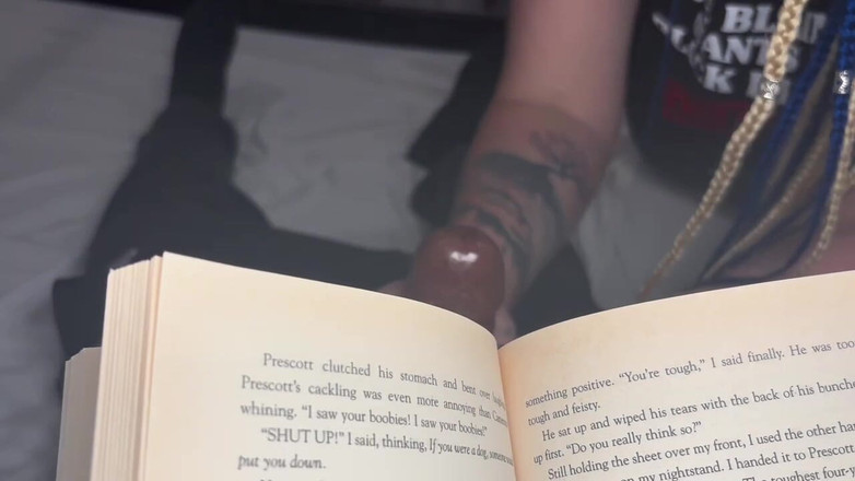 Cory Strokes: Livie Blainn Munge Cory Lo Accarezza Durante La Lettura