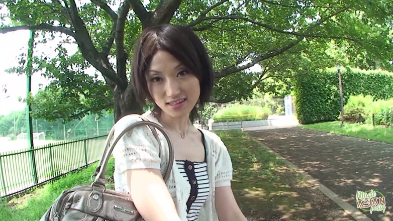 Magic Asian Pussy: Tato asijská dívka sála v dodávce a pak se sprchovala.