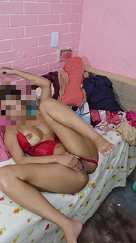 Freches junges mädchen gibt es ihrem stiefvater
