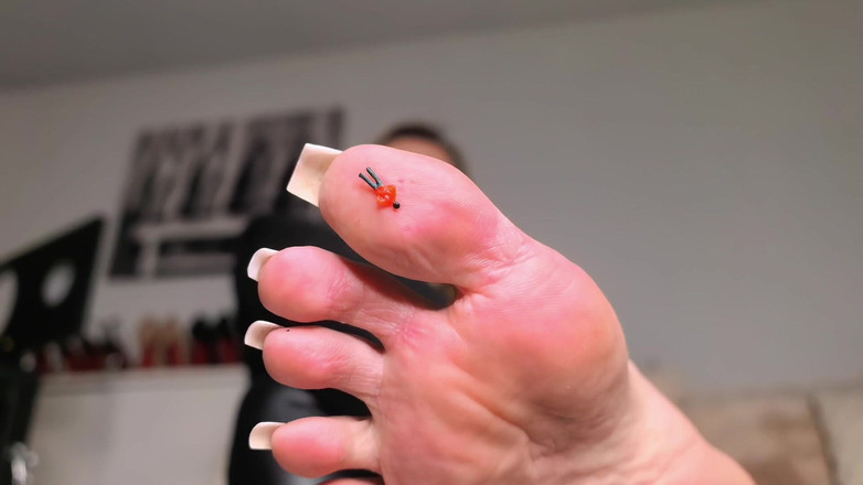 Goddess Lena: Маленькая жертва под моим пальцем ног