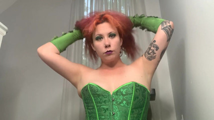 Deanna deadly: Poison Ivy îl prinde pe Robin tachinează pula și îl termină cu sărutări