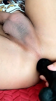 엉덩이에 있는 검은 딜도