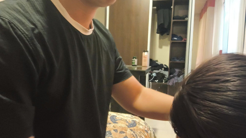 Moo DBOXXX: Een make-out-sessie met alleenstaande stiefmoeder, ze is gek