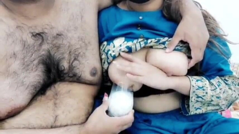 Akashamunir: Pákistánská manželka s velkými prsy dojí pro její paroháč manžel...