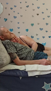 Pijpen vóór klaarkomen van stiefmoeder