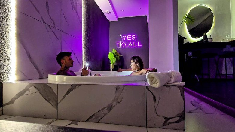 Young big apple: За камерою в джакузі мотелю. Мастурбація і секс.