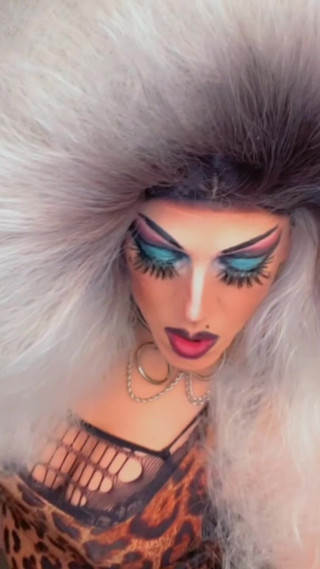 Shelly Robertss: Smokin v chlapeckém pokoji