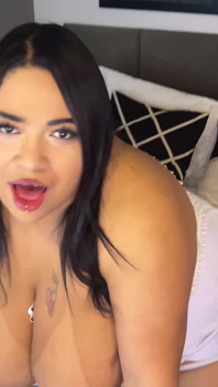 Awek montel Latina dengan payudara gantung penuh yang cantik mengongkek dirinya