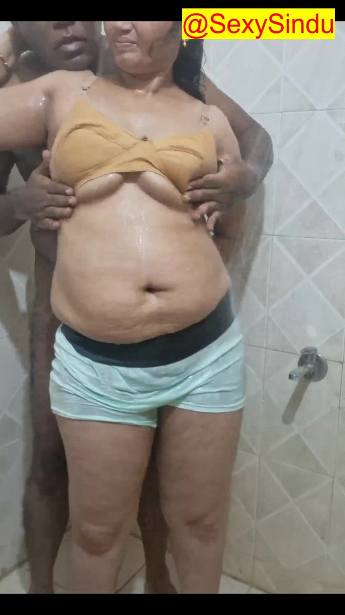 Sexy sindu: Casal quente tomando banho beijando