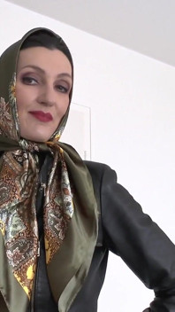 Spectacol de modă cu căști din satin, ejaculare pe cap din satin și jachetă din piele, instrucțiuni de masturbare pentru doamna Victoria Valente