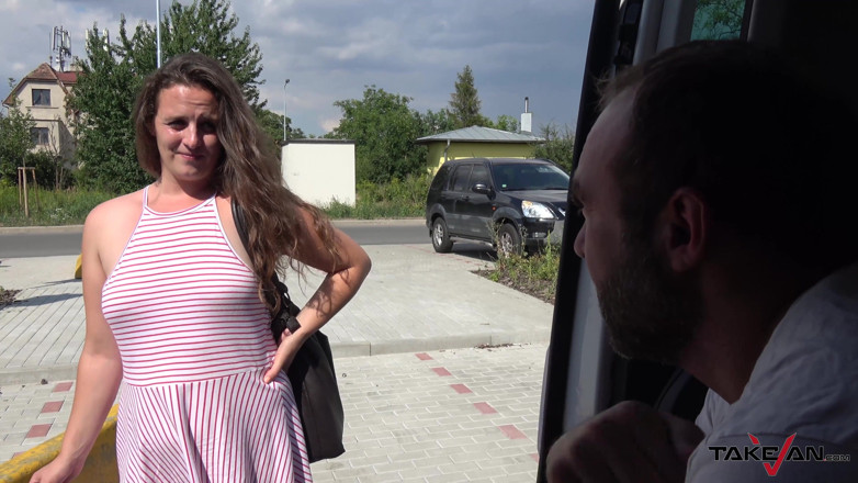 Take Van: Mollige babe wordt gevoed met vers sperma na busje-seks
