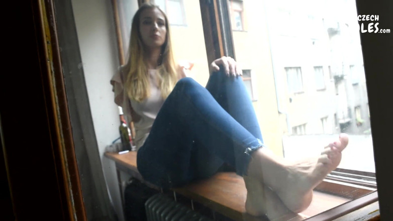 Czech Soles - foot fetish content: Incredibile suole nude che si pressa sul vetro