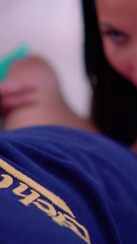 Orta Yaşlı Seksi Sekreter Gelene Kadar Patronunu Masanın Altında Emiyor.