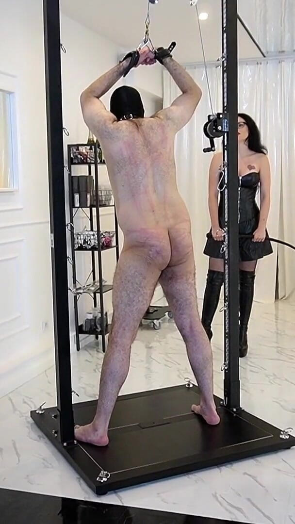 Lady Blackdiamoond: Kıçı kırbaçlama