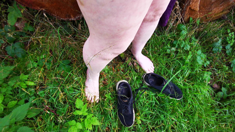 Bouncy Tits Action: Desnude en la woodpile y déjame golpear tu chocho